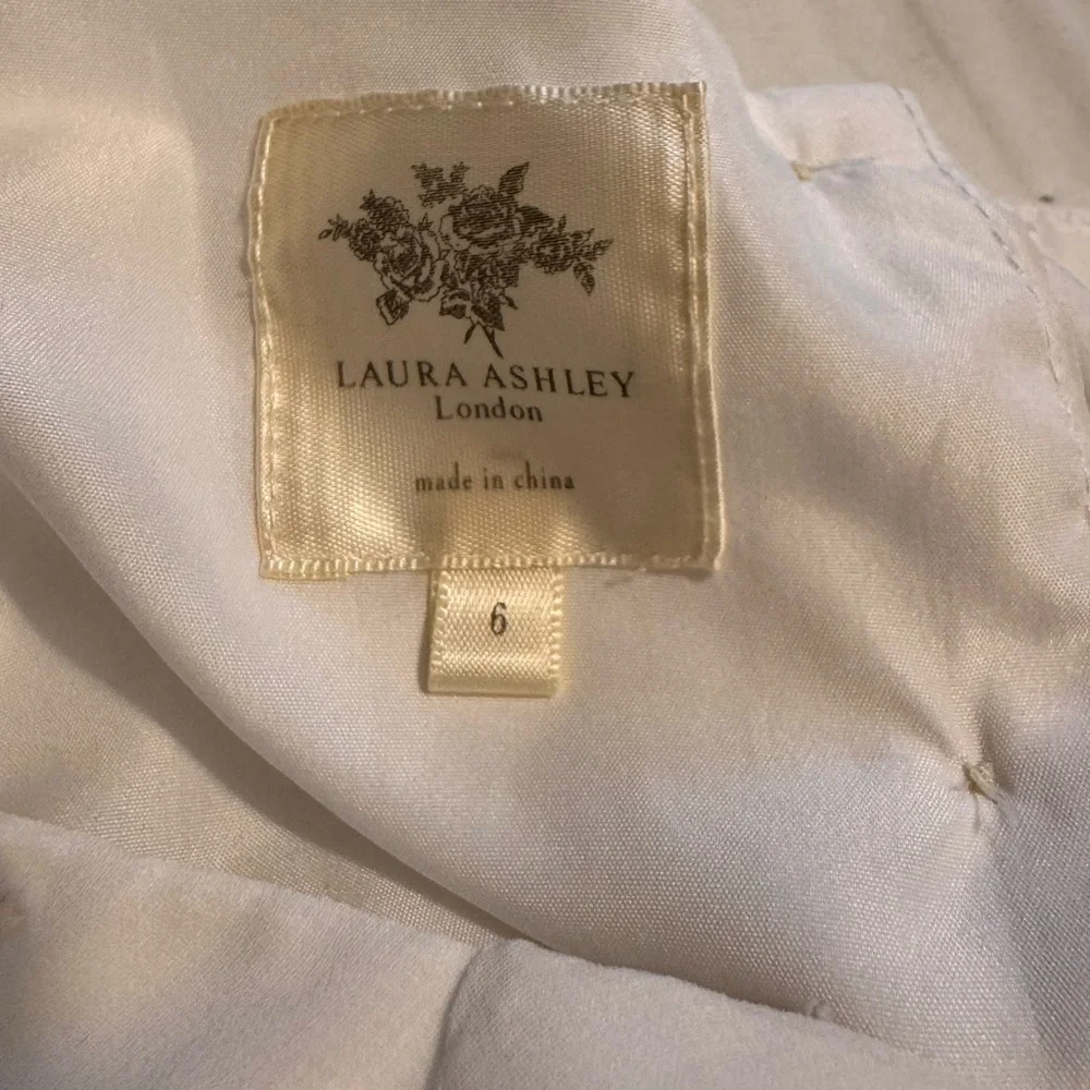 Laura Ashley London Girls Cream Party Dress Ruffle Sleeves Rose Trim size 6